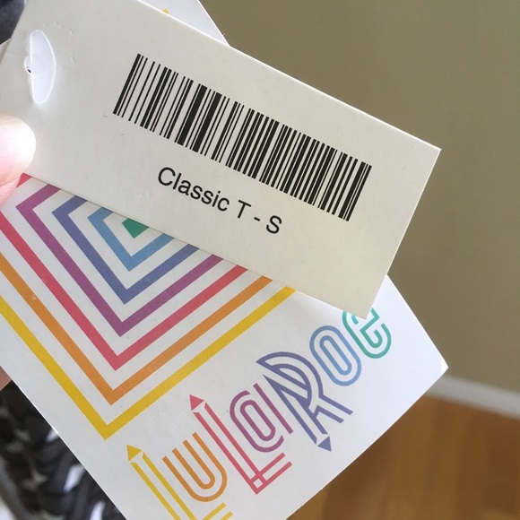 2/$15 ☀️ New LulaRoe Small Classic T - Picture 4 of 5